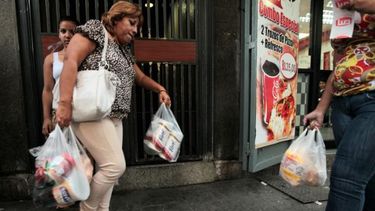 americateve | La inflación desbocada y la escasez de productos han llevado a las familias a comprar una menor cantidad de alimentos, incluso aunque se trate de rubros básicos. Harina, arroz y pastas sufrieron la mayor caída