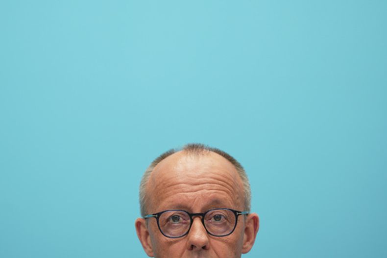 El canciller alemán Friedrich Merz durante una rueda de prensa en la sede de la Unión Demócrata Cristiana (CDU) en Berlín, Alemania, el lunes 21 de septiembre de 2026. (Foto AP/Markus Schreiber)
