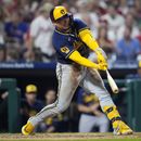 El venezolano William Contreras, de los Cerveceros de Milwaukee, batea un doble productor ante los Filis de Filadelfia, el miércoles 19 de julio de 2023 (AP Foto/Matt Slocum)