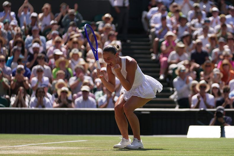 La ucraniana Marta Kostyuk celebra tras vencer a la italiana Jasmine Paolini en los cuartos de final de Wimbledon el miércoles 8 de julio del 2026. (AP Foto/Brian Inganga)