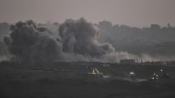 Dos columnas de humo se elevan el jueves 3 de julio de 2025 tras un bombardeo israelí de la Franja de Gaza, visto desde el sur de Israel. (AP Foto/Leo Correa)