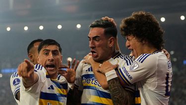 Lautaro Di Lollo de Boca Juniors, en el centro, celebra con sus compañeros tras anotar el primer gol contra Vasco da Gama por la semifinal de la Copa Sudamericana en Río de Janeiro , Brasil, martes Oct. 20, 2026. (AP Foto/Silvia Izquierdo)