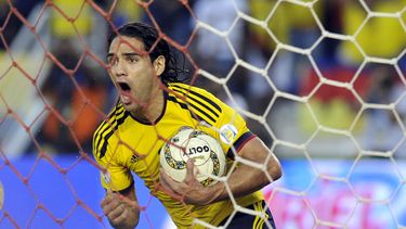 americateve | El jugador de la selecci&oacute;n de Colombia y del Monaco, Radamel Falcao, festeja un gol contra Chile en las elimiantorias mundialistas el viernes, 11 de octubre de 2013, en Barranquilla, Colombia. (AP Photo/Carlos Julio Martinez)