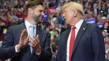 El candidato presidencial y expresidente republicano, Donald Trump, y el candidato a la vicepresidencia, el senador JD Vance, representante de Ohio, llegan a un mitin de campaña el sábado 20 de julio de 2024, en Grand Rapids, Michigan. (AP Foto/Evan Vucci)