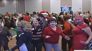 americateve | La gente de la tercera edad de la ciudad de Hialeah se ha reunido hoy para celebrar la navidad.