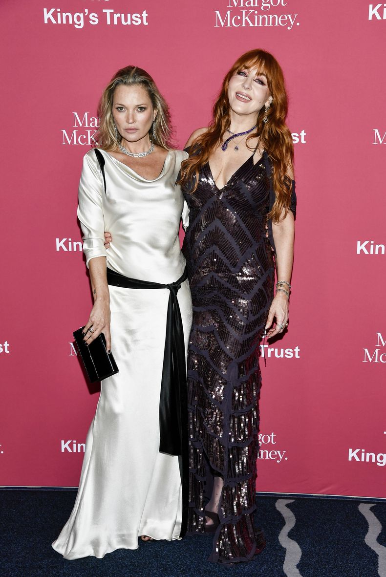 Kate Moss, izquierda, y Charlotte Tilbury asisten a The Kings Trust Global Gala en Casa Cipriani el jueves 2 de mayo de 2024, en Nueva York. (Foto Evan Agostini/Invision/AP)