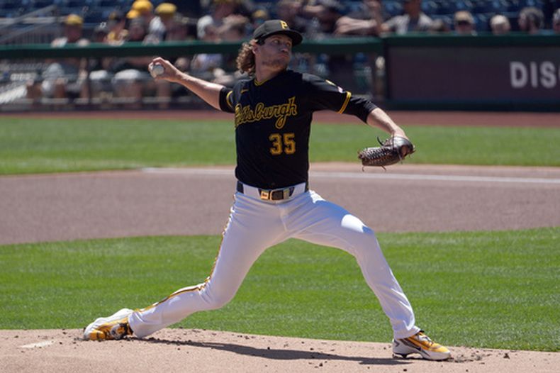 El pitcher de los Piratas de Pittsburgh Braxton Ashcraft lanza en la primera entrada ante los Mellizos de Minnesota el domingo 31 de mayo del 2026. (AP Foto/Tom E. Puskar)
