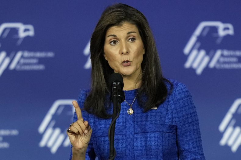 La candidata presidencial republicana y ex embajadora ante la ONU Nikki Haley habla en una reunión anual de líderes de la Coalición Judía Republicana, el sábado 28 de octubre de 2023, en Las Vegas. (AP Foto/John Locher)