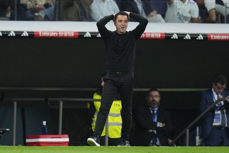 El técnico del Barcelona Xavi Hernández durante al partido contra el Real Madrid en la Liga española, el domingo 21 de abril de 2024. (AP Foto/Manu Fernández)