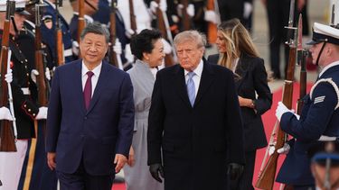 El presidente estadounidense Donald Trump y su esposa Melania Trump dan la bienvenida al presidente chino Xi Jinping y a su esposa, Peng Liyuan, en la Base Conjunta Andrews, en Maryland, el miércoles 23 de septiembre de 2026. (AP Foto/Mark Schiefelbein)