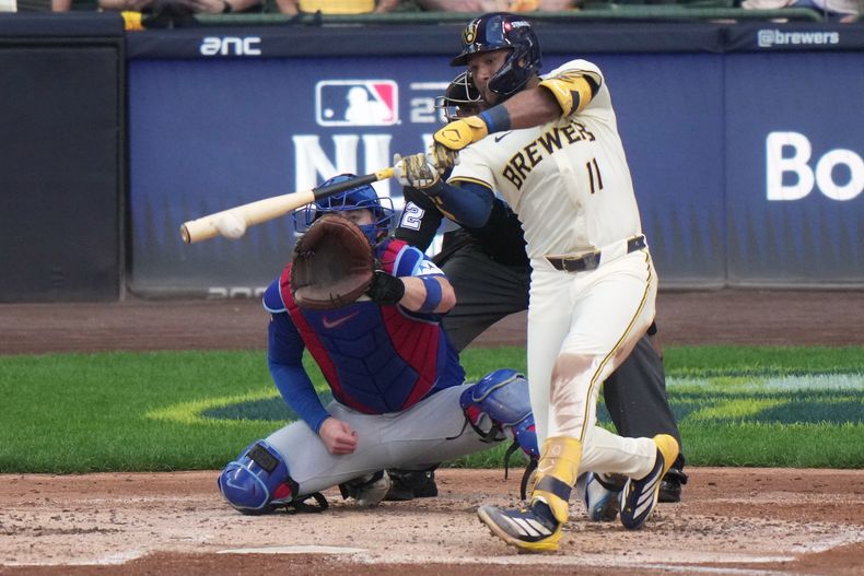 El venezolano Jackson Chourio de los Cerveceros de Milwaukee batea un sencillo remolcador en la segunda entrada del juego 1 de la Serie Divisional de la Liga Nacional ante los Cachorros de Chicao el sábado 4 de octubre del 2025. (AP Foto/Morry Gash)