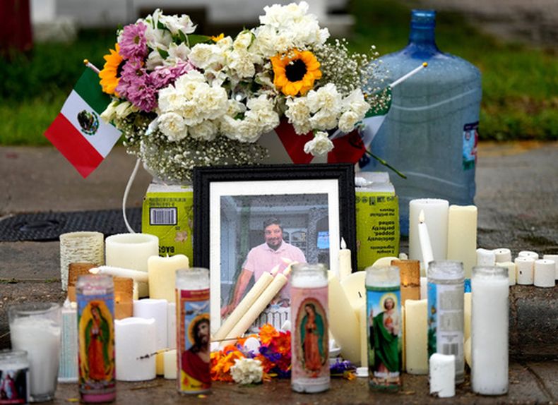 Un altar colocado en el lugar en el que Lorenzo Salgado Araujo fue abatido por agentes del ICE, el lunes 13 de julio de 2026, en Houston. (AP Foto/Karen Warren,Archivo)