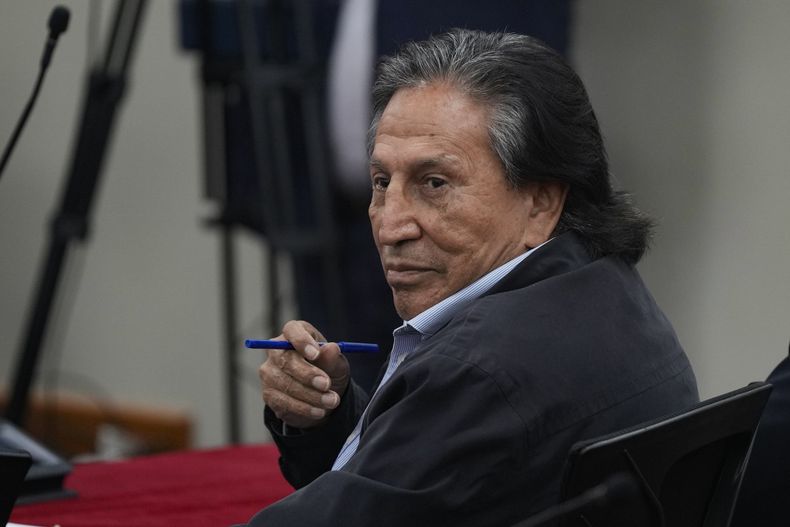 ARCHIVO - El expresidente peruano Alejandro Toledo asiste a una sesión judicial por su caso de corrupción en Lima, Perú, el 21 de octubre de 2024. (Foto AP/Guadalupe Pardo, Archivo)