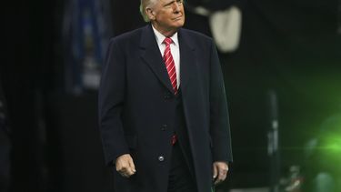 El presidente Donald Trump asiste a las finales colegiales de lucha, el sábado 22 de marzo de 2025, en Filadelfia. (AP Foto/Matt Rourke)