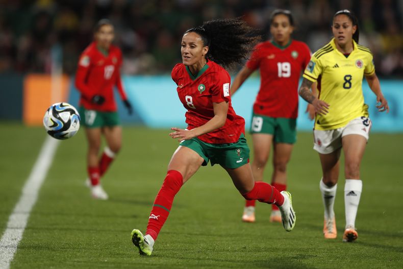 Salma Amani, de Marruecos, corre detrás del balón durante el partido del Grupo H del Mundial femenino que enfrentó a su selección con Colombia, en Perth, Australia, el 3 de agosto de 2023. (AP Foto/Gary Day)