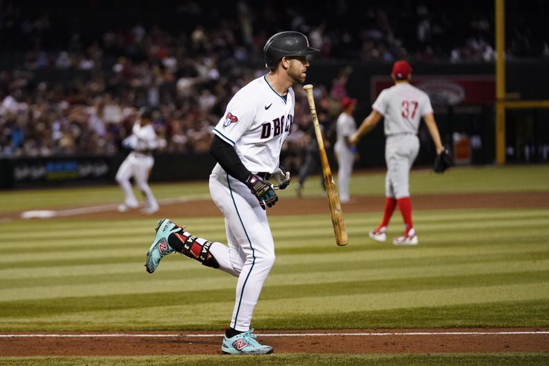 Evan Longoria de los Diamonbacks de Arizona tira el bat tras conectar un jonrón de tres carreras en la sexta entrada del juego ante los Filis de Filadelfia el lunes 12 de junio del 2023. (AP Foto/Ross D. Franklin)