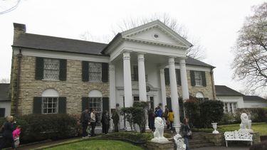 ARCHIVO - Visitantes se preparan para recorrer Graceland en Memphis, Tennessee el 13 de marzo de 2017. (Foto AP/Beth J. Harpaz, archivo)