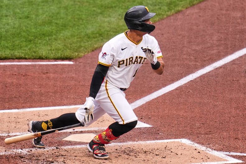 El dominicano Endy Rodríguez pega un sencillo en el juego del jueves 14 de mayo de 2026 ante los Rockies de Colorado (AP Foto/Gene J. Puskar)