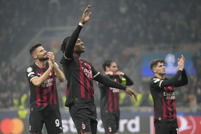 Olivier Giroud (izquierda), Rafael Leao (segundo a la izquierda) y Brahim Díaz (derecha) y Davide Calabria celebran la victoria del Milan ante el Napoli en el partido de ida de los cuartos de final de la Liga de Campeones, el miércoles 12 de abril de 2023 (AP Foto/Antonio Calanni)