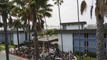 Manifestantes protestan contra las recientes redadas de inmigración el viernes 11 de julio de 2025 en Oxnard, California. (AP Foto/Jae C. Hong)