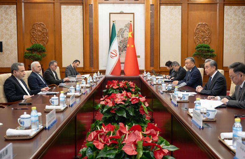 Foto difundida por la agencia de noticias china Xinhua, que muestra al ministro de Relaciones Exteriores chino Wang Yi (segundo desde la derecha) con su contraparte iraní Abbas Araghchi (izq) en Beijing, el 6 de mayo del 2026. (Cai Yang/Xinhua via AP)