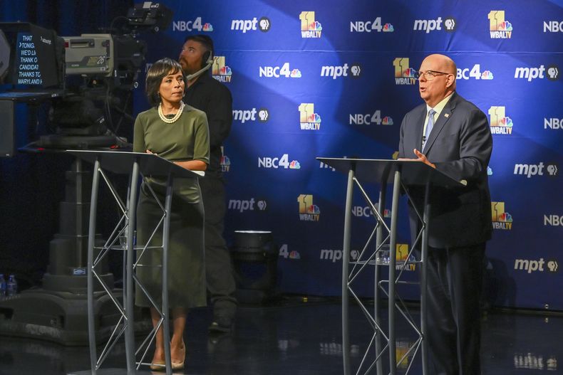 En esta foto proporcionada por la Televisión Pública de Maryland, el candidato al Senado de Estados Unidos en Maryland, el republicano Larry Hogan, habla durante un debate contra su compañera de candidatura, la demócrata Angela Alsobrooks, en la Televisión Pública de Maryland en Owings Mills, Maryland, el jueves 10 de octubre de 2024. (Michael Ciesielski Photography/Maryland Public Television via AP)