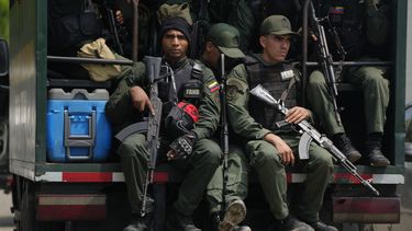 Militares a la espera cerca de la puerta principal del centro penitenciario de Tocorón durante la invertención en el mismo, en Tocorón, Venezuela, el miércoles 20 de septiembre de 2023. Militares ejecutaron la intervención en un intento de desmantelar una de las bandas criminales en el país, de acuerdo con el ministro de Interior, el almirante en jefe Remigio Ceballos. (AP Foto/Ariana Cubillos)