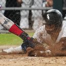 El venezolano Elvis Andrus, de los Medias Blancas de Chicago, anota frente a los Rangers de Texas el martes 20 de junio de 2023 (AP Foto/Nam Y. Huh)