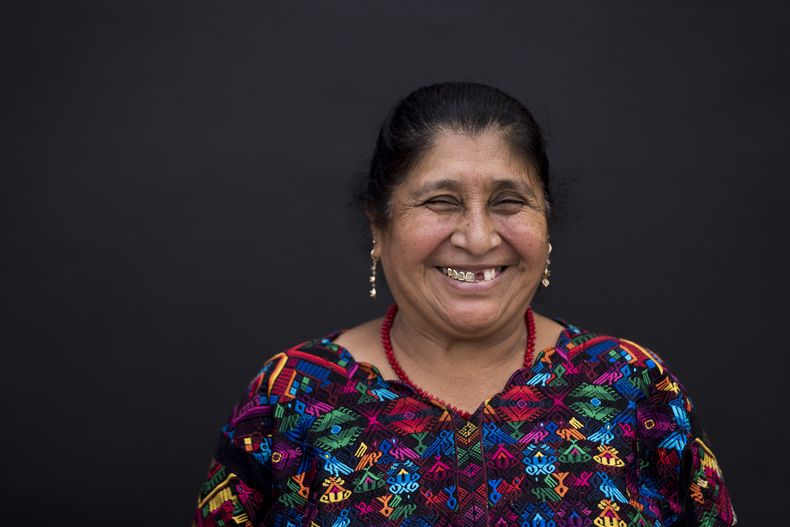 María Rosita Yoc Suruy posa para la foto en San Juan Comalapa, Guatemala, 20 de junio de 2023. El ama de casa de 56 años dice que piensa votar en la elección presidencial del 25 de junio, pero aún no se decide por un candidato. (AP Foto/Moises Castillo)
