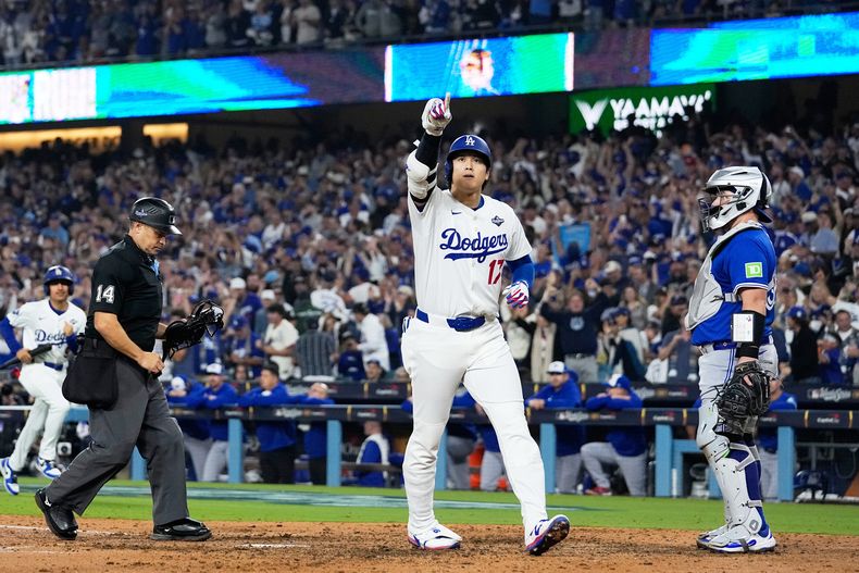 Shohei Ohtani, de los Dodgers de Los Ángeles, celebre su cuadrangular frente a los Azulejos de Toronto durante la séptima entrada del tercer juego de la Serie Mundial, el lunes 27 de octubre de 2025, en Los Ángeles. (AP Foto/Brynn Anderson)