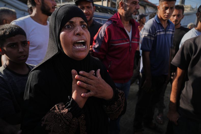 Palestinos lloran durante el funeral de sus familiares fallecidos en un ataque aéreo israelí en Deir al-Balah, en el centro de la Franja de Gaza, el martes 30 de septiembre de 2025. (AP Foto/Abdel Kareem Hana)