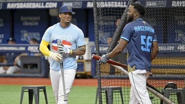 Wander Franco, izquierda, de los Rays de Tampa Bay, y Vidal Brujan, quien porta un jersey de Arozarena, cambian posiciones durante una sesión de práctica de bateo antes del partido en contra de los Reales de Kansas City, el sábado 24 de junio de 2023, en San Petersburgo, Florida. Franco regresa a la alineación después de haber sido mandado a la banda por dos partidos. (AP Foto/Steve Nesius)