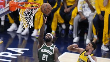 El base de los Bucks de Milwaukee Patrick Beverley avanza hacia la canasta con el balón frente a Tyrese Haliburton de los Pacers de Indiana en el juego 6 de la primera ronda de la postemporada el jueves 2 de mayo del 2024. (AP Foto/Michael Conroy)