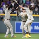 Los dominicanos Juan Soto (izquierda) y Fernando Tatis Jr. (derecha), de los Padres de San Diego, festejan con su compañero Trent Grisham la victoria sobre los Rockies de Colorado, el 9 de junio de 2023 (AP Foto/David Zalubowski)