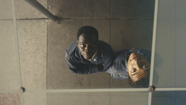 Esta imagen difundida por Amazon/MGM muestra a Ethan Herisse, izquierda, y Brandon Wilson en una fotografía promocional de la película Nickel Boys. (Orion Pictures/Amazon/MGM vía AP)