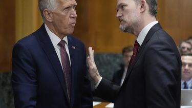 El senador Thom Tillis, izquierda, habla con el representante comercial de Estados Unidos, Jamieson Greer, antes de una audiencia ante la Comisión de Finanzas del Senado en el Capitolio, Washington, el martes 8 de abril de 2025. (AP Foto/Mark Schiefelbein)