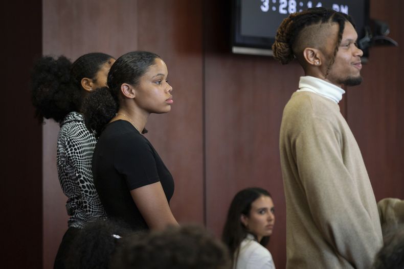 Los nietos de Aretha Franklin Victorie Franklin, de 24 años, a la izquierda, Grace Franklin, de 17, y Jordan Franklin, de 28, frente al jurado durante un juicio sobre los testamentos de su abuela en el Tribunal de Sucesiones del Condado de Oakland en Pontiac, Michigan, el lunes 10 de julio de 2023. Un documento escrito a mano por la cantante Aretha Franklin y encontrado en su sofá después de su muerte en 2018 es un testamento válido en Michigan, dijo un jurado el martes 11 de julio de 2023, un giro crítico en una disputa que ha enfrentado a sus hijos. (Sarahbeth Maney/Detroit Free Press vía AP)