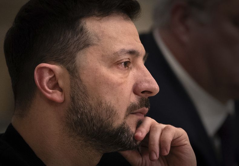 El presidente de Ucrania, Volodymyr Zelenskyy, mira durante una reunión con la ministra finlandesa de Exteriores, Elina Valtonen, en Kiev, Ucrania, el miércoles 8 de enero de 2025. (AP Foto/Efrem Lukatsky)
