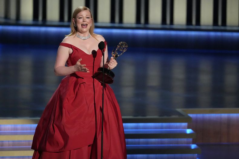 Sarah Snook recibe el premio a mejor actriz dramática por Succession en la 75a edición de los Premios Emmy el lunes 15 de enero de 2024 en el Teatro Peacock de Los Ángeles. (Foto AP/Chris Pizzello)