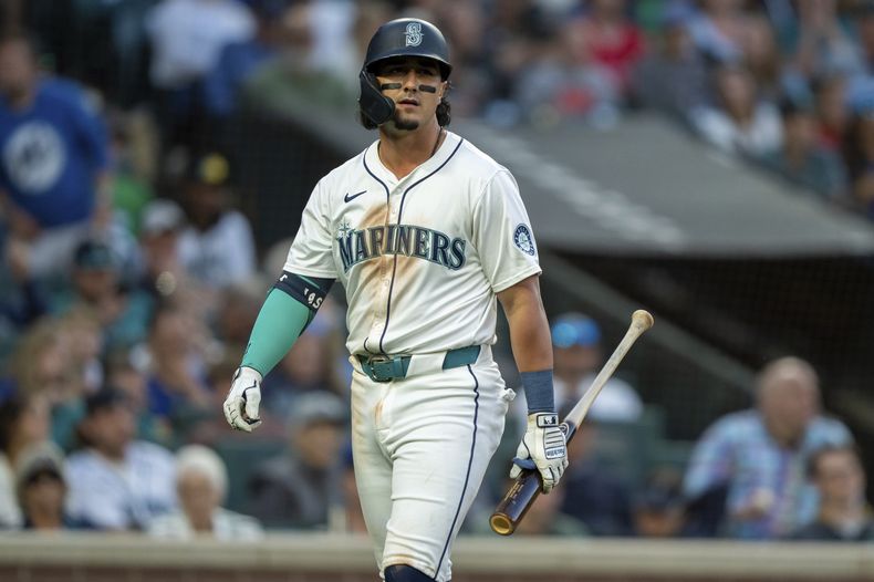 ARCHIVO - Josh Rojas, de los Marineros de Seattle, abandona el campo después de un turno al bate contra los Angelinos de Los Ángeles, el 23 de julio de 2024, en Seattle. (AP Foto/Stephen Brashear, archivo)