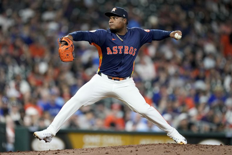El abridor de los Astros de Houston, el dominicano Framber Valdez lanza en la cuarta entrada del juego ante los Azulejos de Toronto del martes 2 de abril de 2024. (AP Foto/Eric Christian Smith)