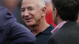 ARCHIVO - El fundador de Amazon, Jeff Bezos, antes del inicio de un partido de la NFL, el 15 de septiembre de 2022, en Kansas City, Missouri. (AP Foto/Charlie Riedel, File)