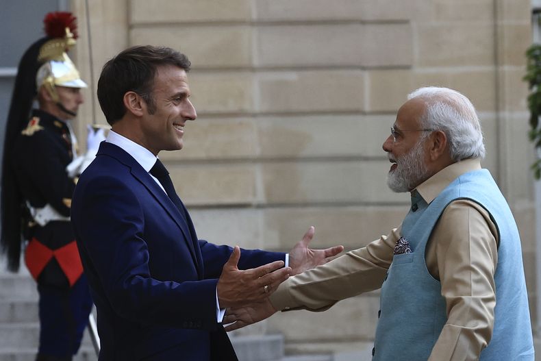 El presidente francés Emmanuel Macron da la bienvenida al primer ministro indio Narendra Modi antes de un banquete de trabajo en el Palacio del Elíseo, el jueves 13 de julio de 2023, en París. (AP Foto/Aurelien Morissard)