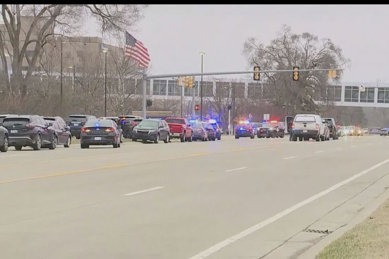 La policía yendo al Corewell Health Beaumont Troy Hospital, en Troy, Michigan, el 20 de marzo del 2025. (WXYZ-TV via AP)