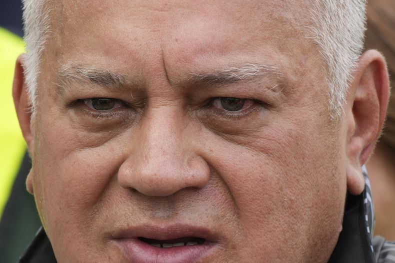 ARCHIVO - El ministro de Relaciones Interiores venezolano, Diosdado Cabello, habla con la prensa durante la llegada de migrantes venezolanos que regresan de México al Aeropuerto Internacional Simón Bolívar en Maiquetía, el 20 de marzo de 2025. (AP Foto/Ariana Cubillos, Archivo)