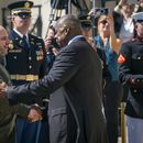 El secretario de Defensa de Estados Unidos, Lloyd Austin, saluda al ministro de Defensa ucraniano, Rustem Umerov, durante una ceremonia en el Pentágono, el martes 2 de julio de 2024 en Washington. (AP Foto/Jacquelyn Martin)