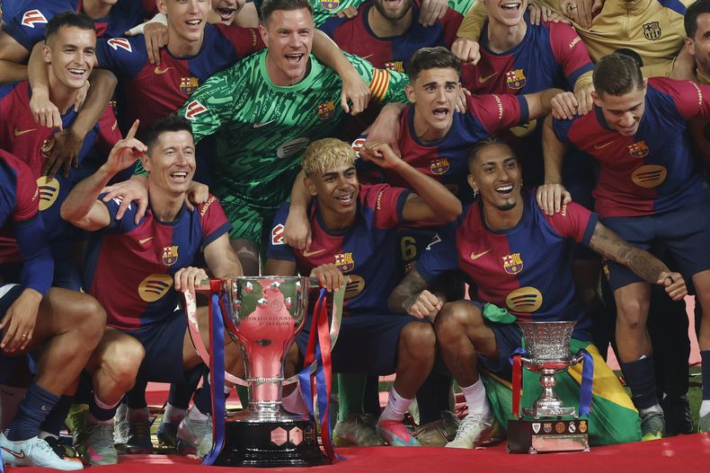 Los jugadores del Barcelona celebran la conquista del título de La Liga de España, el domingo 18 de mayo de 2025, en Barcelona. (AP Foto/Joan Monfort)