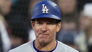 ARCHIVO - El coach de primera base de los Dodgers de Los Ángeles Clayton McCullough durante un juego el 13 de mayo de 2024, en San Francisco. (AP Foto/Godofredo A. Vásquez)
