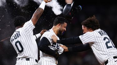 Edgar Quero, centro, de los Medias Blancas de Chicago, celebra con Miguel Vargas, derecha, y Luisangel Acuña (0), después de batear un sencillo productor decisivo en la 12ma entrada del juego de béisbol de Grandes Ligas, para dejar tendidos a los Yankees de Nueva York, el miércoles 29 de julio de 2026, en Chicago. (AP Foto/Jessie Alcheh)