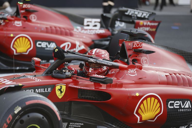 El monegasco Charles Leclerc, llega al carril de fosos luego de la clasificación para el Gran Premio de México, el sábado 28 de octubre de 2023 (Andres Staph/Pool photo via AP)
